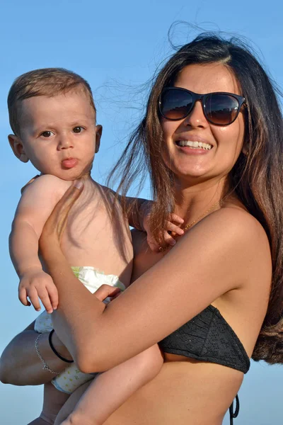 Moeder en baby op strand — Stockfoto