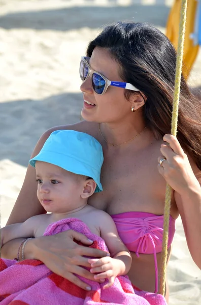 Moeder en baby op strand — Stockfoto