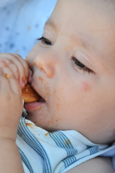 Мальчик ест печенье — стоковое фото