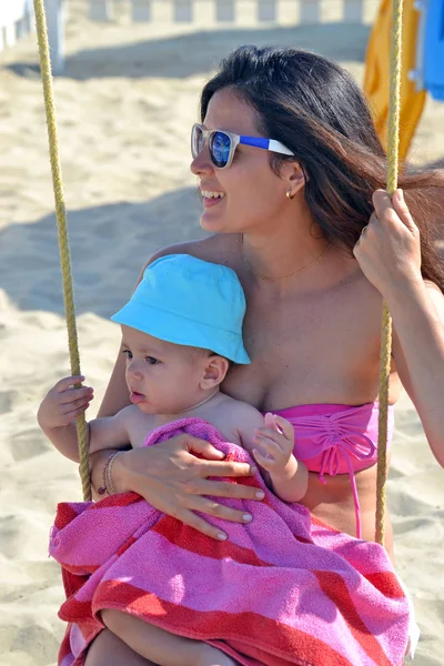 Madre y bebé en la playa —  Fotos de Stock
