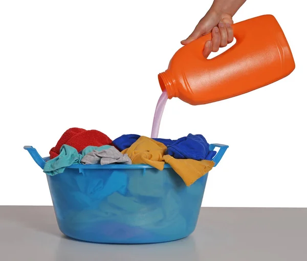 Casalinga versando sapone detergente — Foto Stock