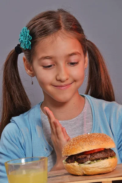 Glückliches kleines Mädchen — Stockfoto