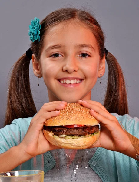 Malá dívka hospodářství burger — Stock fotografie