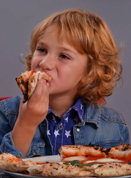 Barn äter pizza — Stockfoto