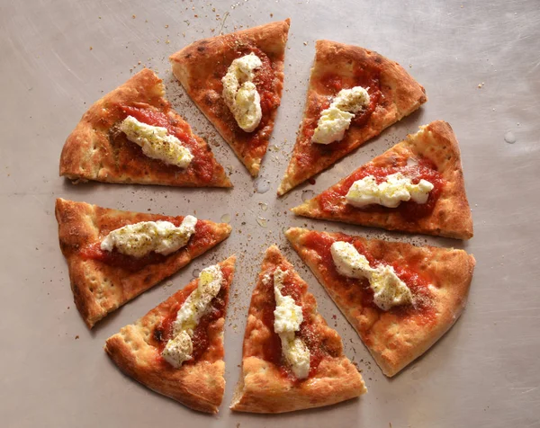 Pizza horneada en rodajas — Foto de Stock