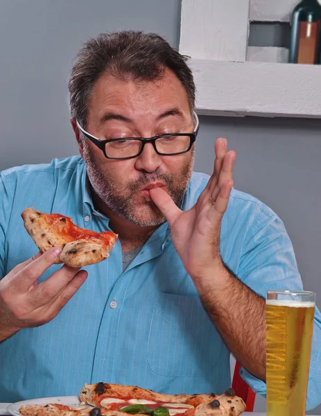 Homme mangeant de la pizza — Photo