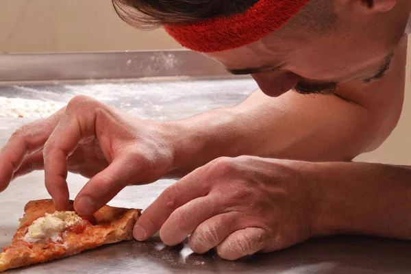 Cuoco pizza sul lavoro . — Foto Stock