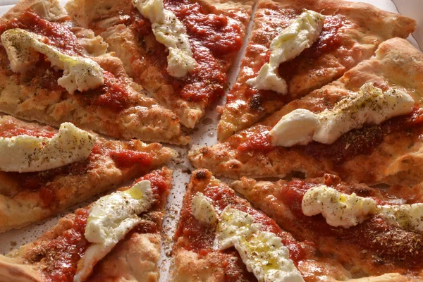 Pizza horneada en rodajas — Foto de Stock