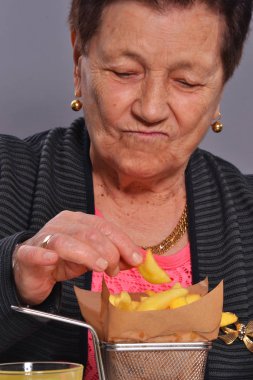 Büyükanne patates yeme