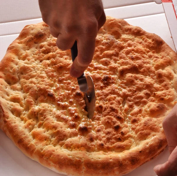 Viipaloitu aavepaistettu pizza — kuvapankkivalokuva