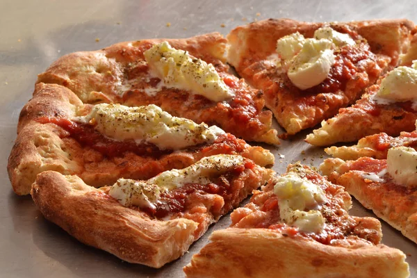 Pizza pişmiş hayalet dilimlenmiş — Stok fotoğraf