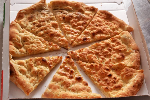 Pizza horneada fantasma en rodajas — Foto de Stock