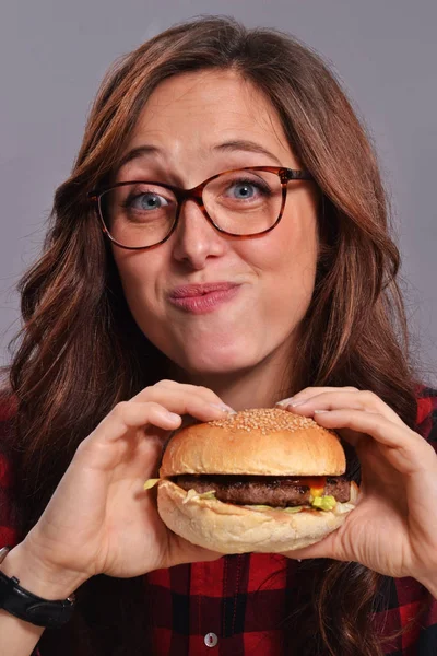 Mulher feliz comer hambúrguer — Fotografia de Stock