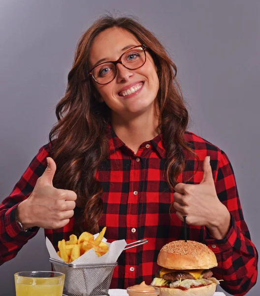 Femme mangeant des pommes de terre frites — Photo