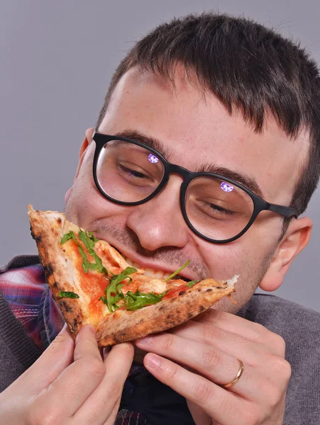 Nörd äta pizza — Stockfoto