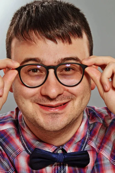 Joven nerd usando anteojos — Foto de Stock