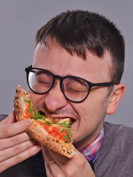 Nörd äta pizza — Stockfoto