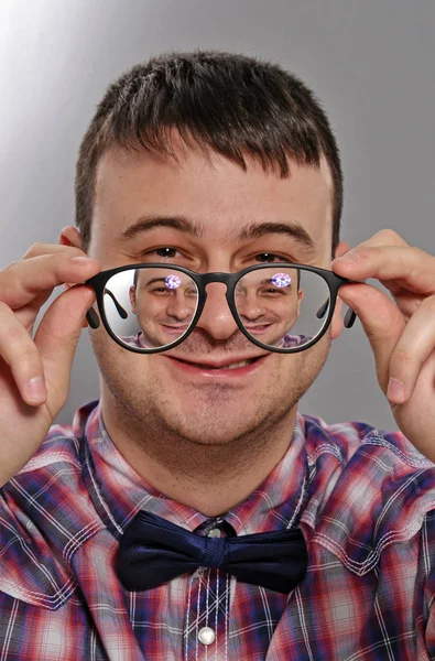 Giovane nerd con gli occhiali — Foto Stock