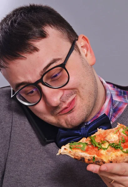 Nerd comiendo pizza — Foto de Stock