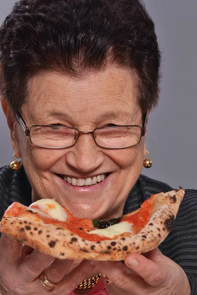 Nonna mangiare pizza — Foto Stock