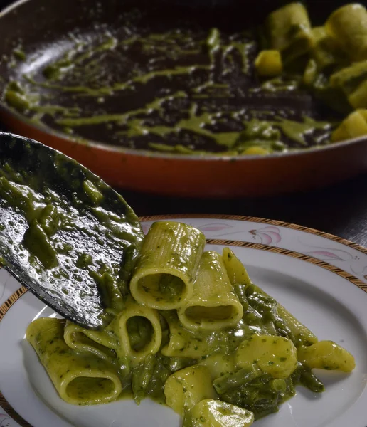 Nudeln mit Sauce kochen — Stockfoto