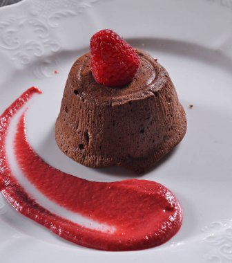 Ahududu ile çikolata tatlı