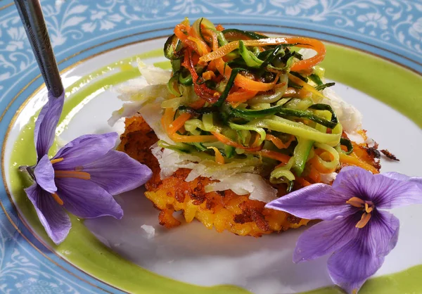 Chuleta de zanahoria con ensalada — Foto de Stock