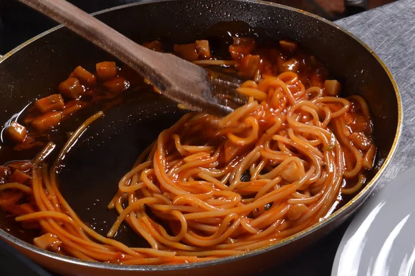 Спагетти с овощной подготовкой — стоковое фото