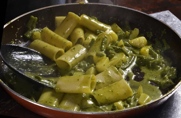 Cocinar pasta con salsa . — Foto de Stock