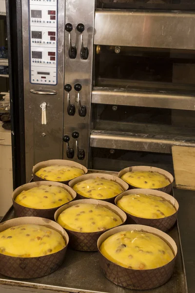 Pasta in forme vicino stufa — Foto Stock