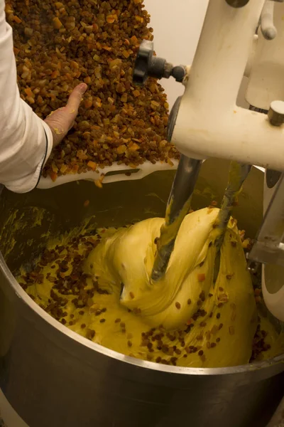 Cook a tészta gyúrás — Stock Fotó