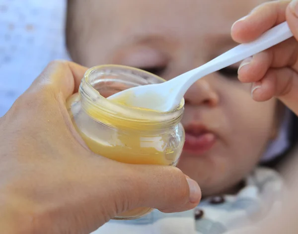Niño comiendo puré —  Fotos de Stock