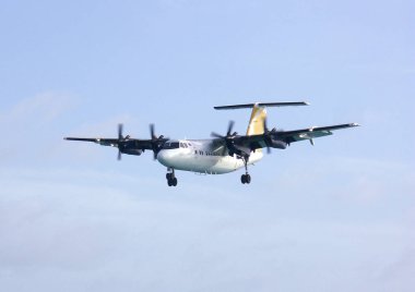 Mavi gökyüzü hava düzlemde