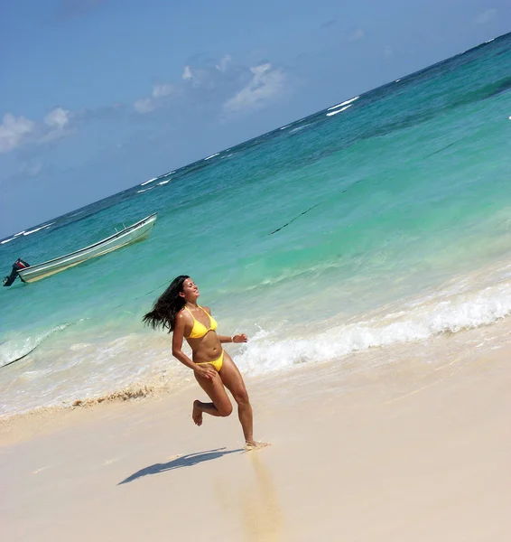 Femme en maillot de bain jaune — Photo