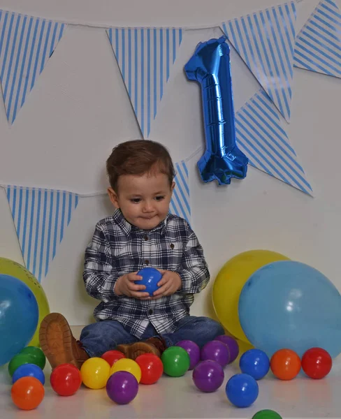 かわいい誕生日の男の子 — ストック写真