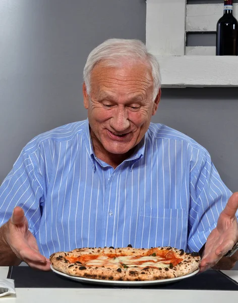 Homem sênior com pizza saborosa — Fotografia de Stock