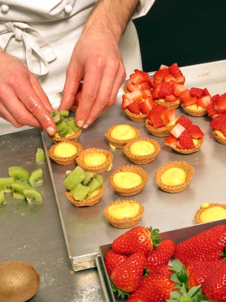 Manliga matlagning kakor med jordgubbar — Stockfoto