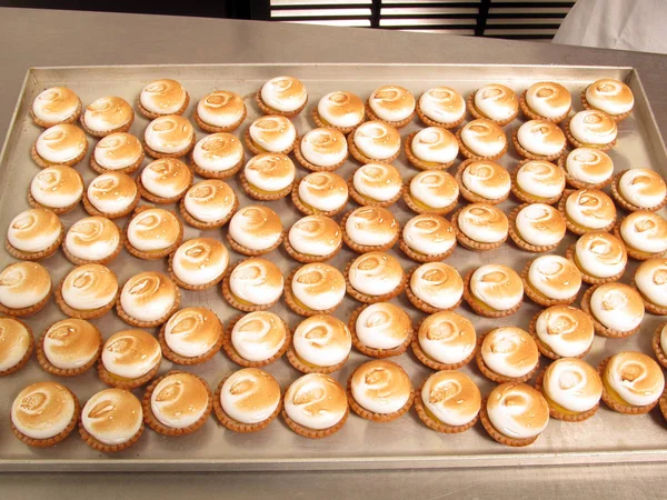 Sweet cakes with cream — Stock Photo, Image