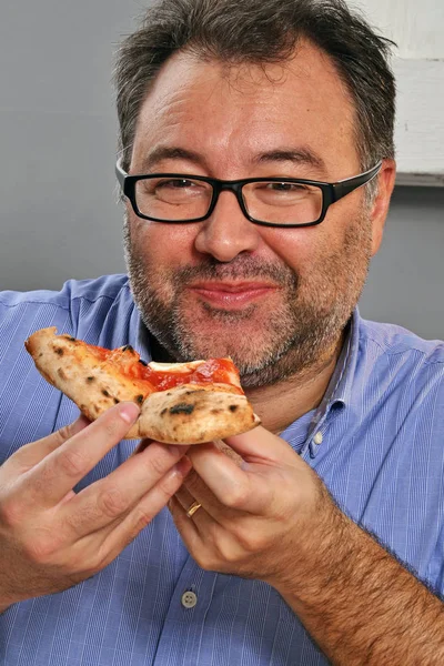 Muž s chutnou pizzou — Stock fotografie