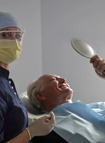 Paciente mayor en el estudio de dentista — Foto de Stock