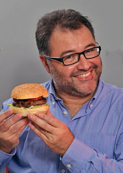 Hombre con sabrosa hamburguesa — Foto de Stock