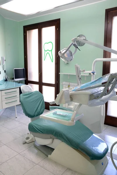 Silla e instrumentos para dentistas — Foto de Stock