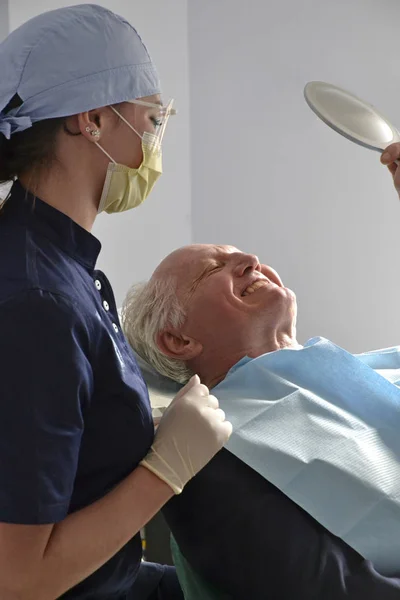 Paciente mayor en el estudio de dentista — Foto de Stock