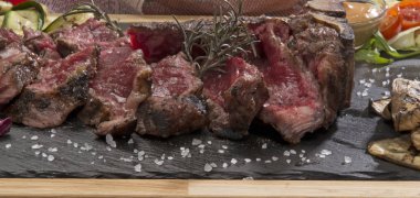 T-bone biftek biftek dilimlenmiş