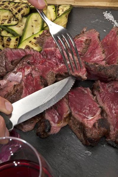 Man eten biefstuk — Stockfoto