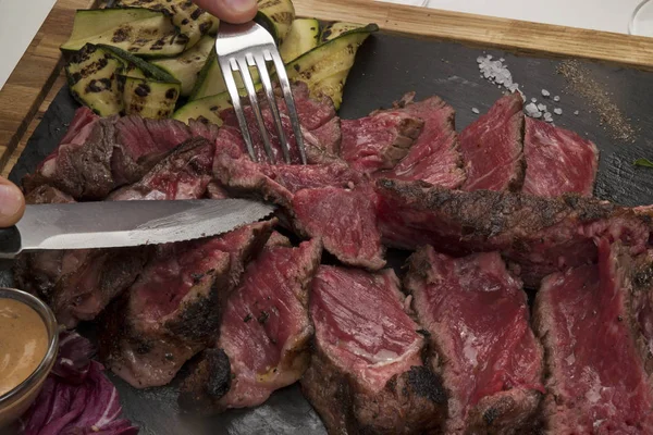 Člověk jíst hovězí steak — Stock fotografie