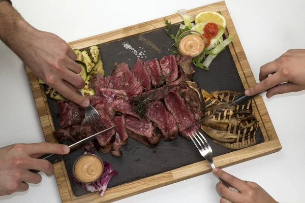 Pár jíst hovězí steak — Stock fotografie