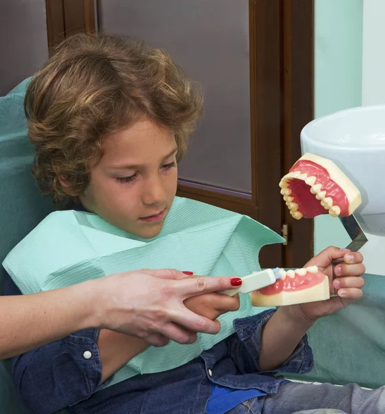 Niño en el estudio de dentista — Foto de Stock