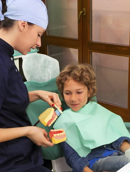 Niño en el estudio de dentista — Foto de Stock