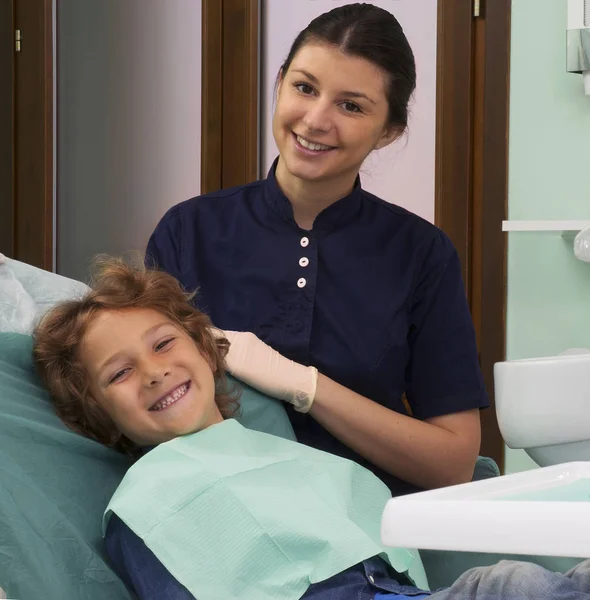 Niño feliz en el estudio de dentista — Foto de Stock